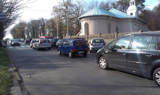 Ulica Gliwicka przy cmentarzu św. Anny w Tarnowskich Górach 1 listopada 2013 około godz. 10