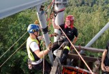 Ćwiczenia Grupy Podhalańskiej GOPR z ewakuacji na linie na wieży widokowej na Szpilówce w Iwkowej. Zobacz zdjęcia