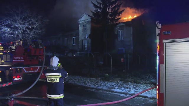 Pożar w Pruszkowie. 50 mieszkańców kamienicy ewakuowanych [WIDEO]