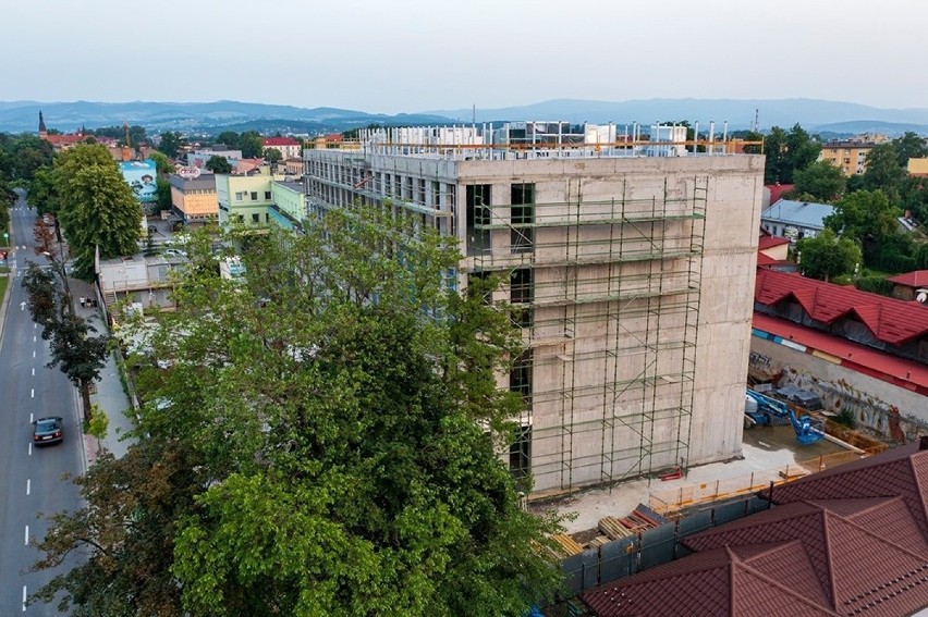 Nowy Sącz. Gmach Instytutu Ekonomicznego sądeckiej PWSZ prezentuje się już okazale. Powstaje w ekspresowym tempie [ZDJĘCIA]