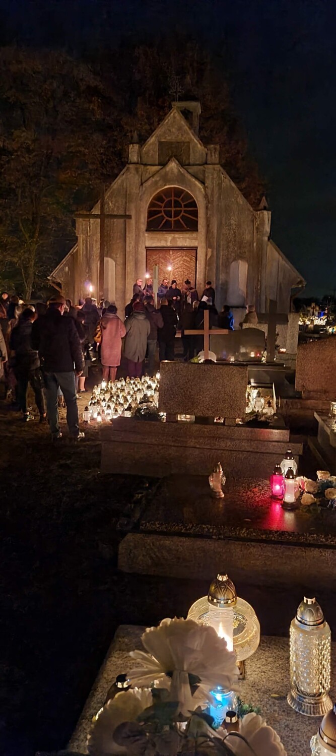 Zaduszki na cmentarzu w Korczewie pod Zduńską Wolą ZDJĘCIA
