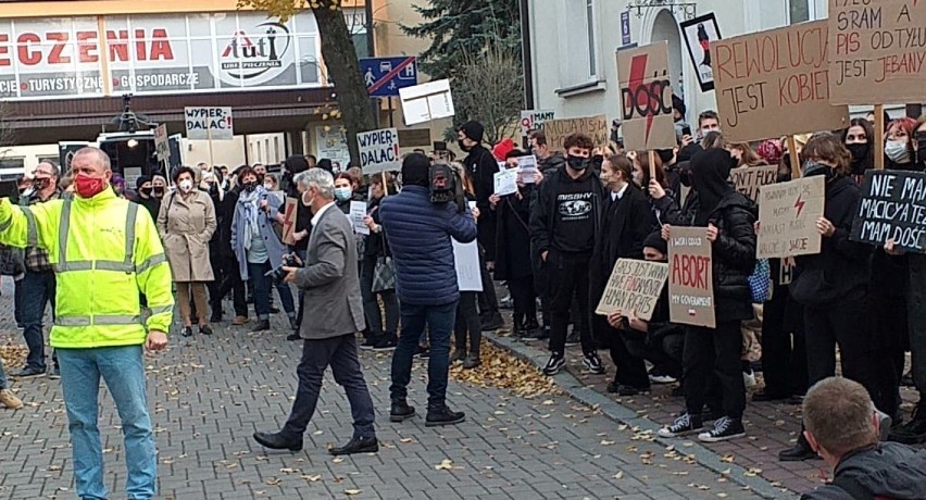 Przed biurem poselskim Barbary Bartuś trwa protest kobiet
