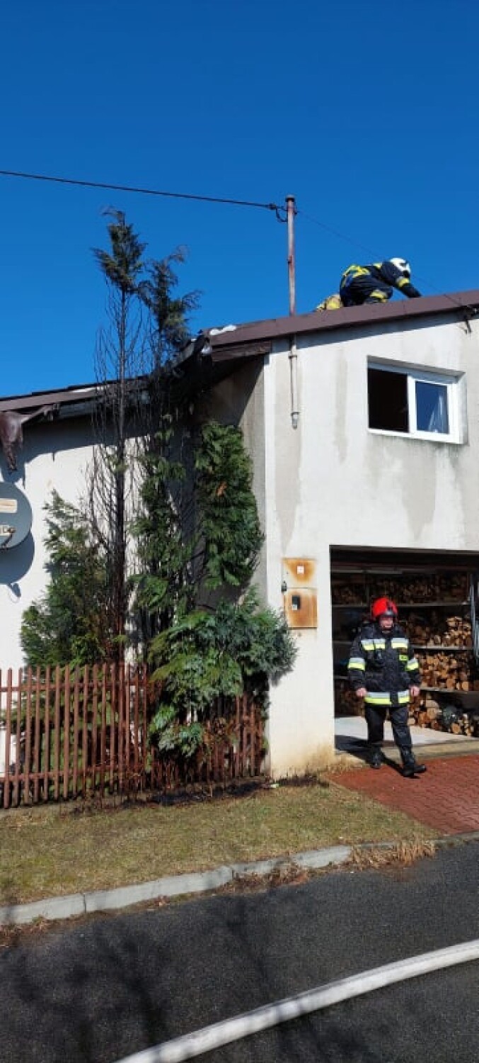 Pożar dachu na budynku mieszkalnym w Osjakowie. W akcji pięć zastępów straży