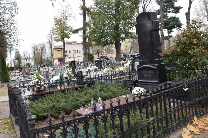 Zaduszki na starym cmentarzu w Zduńskiej Woli [zdjęcia]