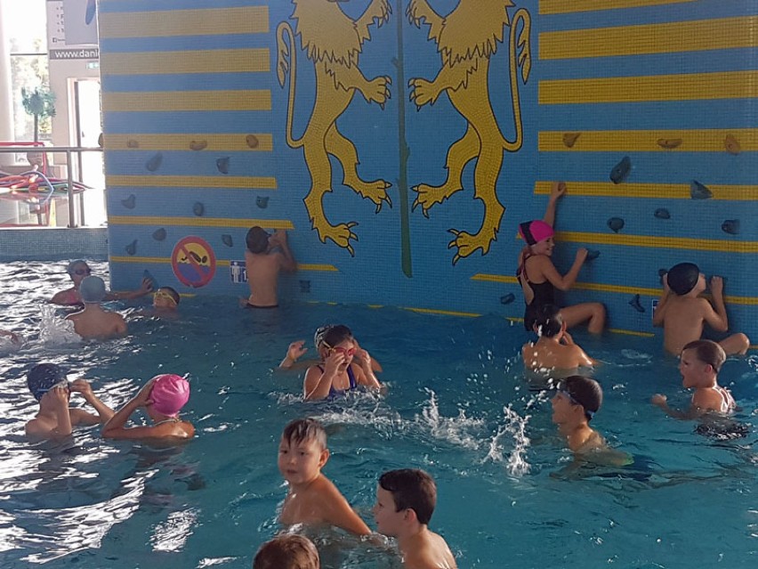 Uczniowie z Piątku uczą się pływać w aquaparku w Kutnie ZDJĘCIA