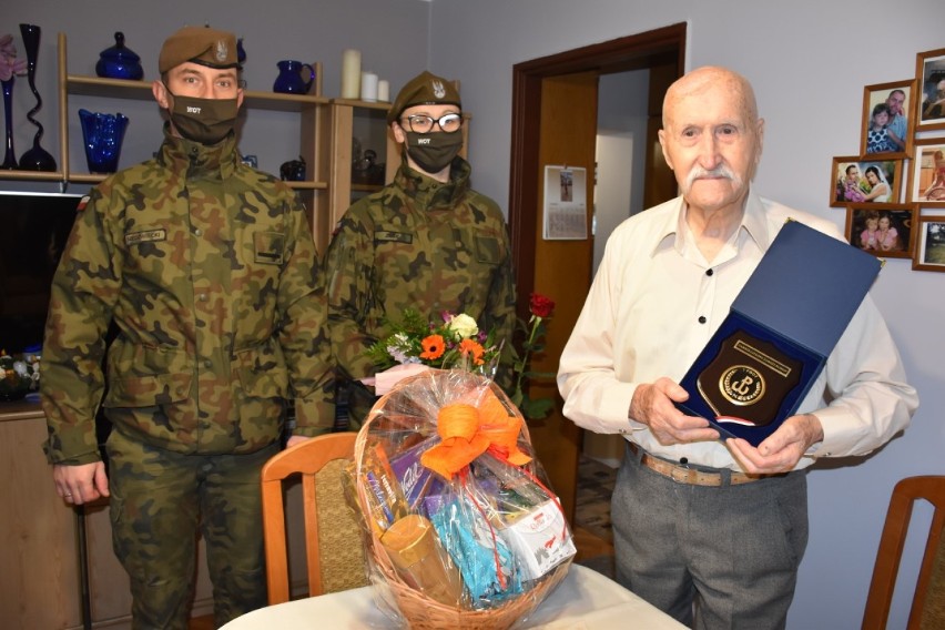 Malbork. 96 urodziny żołnierza Armii Krajowej. Terytorialsi przyszli z prezentami 