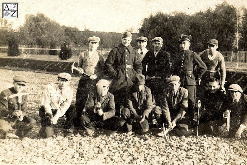 1939 rok. Kopanie rowów przeciwlotniczych w zamojskim parku