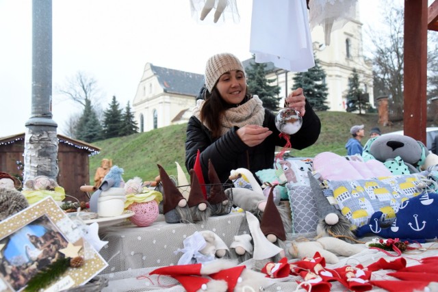 W sobotę przed godz. 15.00 parking przy ul. Grobla zaczął wypełniać się samochodami, a pobliski Plac Magdaleński mieszkańcami Pszczewa i okolicznych miejscowości – od Międzychodu po Międzyrzecz. Magnesem był doroczny jarmark bożonarodzeniowy, zorganizowany przez miejscowe władze oraz pracowników gminnych instytucji z ośrodkiem kultury i szkołą podstawową na czele.