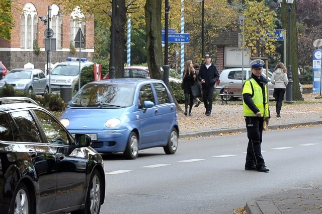 Sopoccy policjanci rozdawali latarki kulturalnym kierowcom