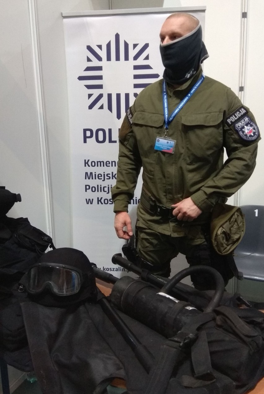 Policjanci z Koszalina brali udział w 17. Środkowopomorskich Targach Pracy [ZDJĘCIA]