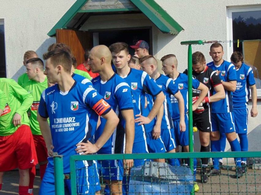 Mecz derbowy pomiędzy Leśnikiem a Koroną zakończył się remisem 1:1 (ZDJĘCIA)