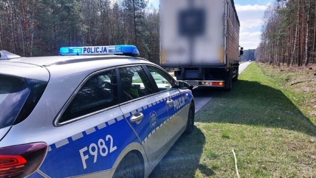 Policjanci z Pleszewa zatrzymali kierowcę, który poruszał się ciężarówką bez badań technicznych, a sam nie miał prawa jazdy