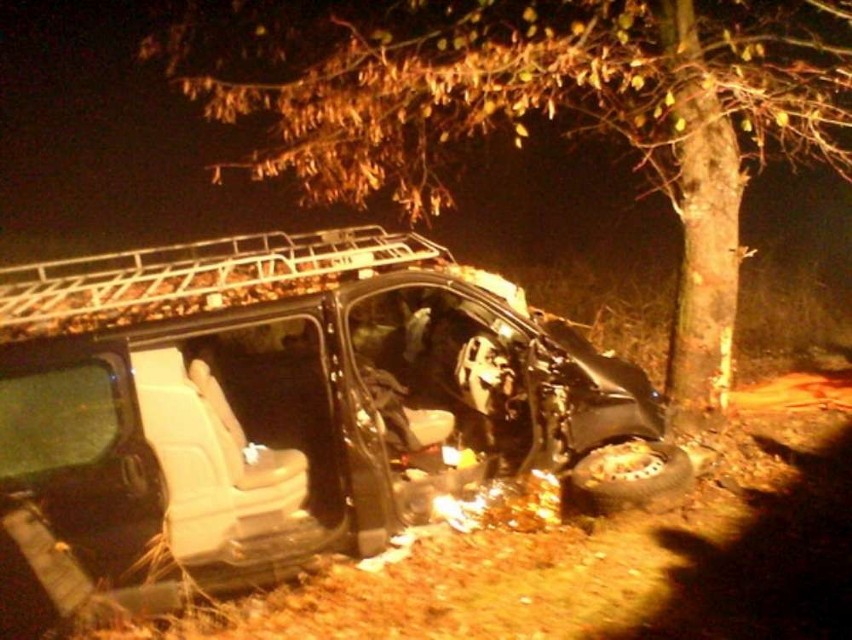 Chocz - Samochód uderzył w drzewo