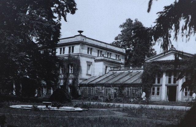 W naszej galerii możecie podziwiać unikalne fotografie pałacu i parku w Zatoniu sprzed 50 i 100 lat. To absolutne unikaty! Na zdjęciach znajdziecie nie tylko kompleks pałacowy, ale również jego właścicieli. Zobacz zdjęcia >>>