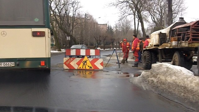 Drogowcy łatają dziury na ulicy Kolejowej