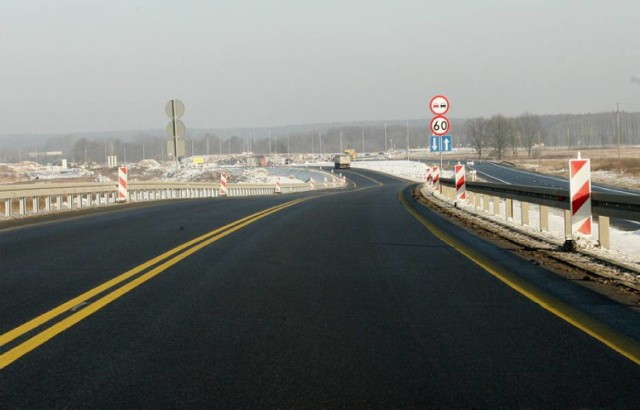 Do tej pory z Warszawy nad morze mogliśmy dotrzeć autostradami – A1 do węzła Stryków i dalej A2 na północ. Cały czas trwa jednak budowa bezpośredniej drogi, dzięki której kierowcy przejadą o 70 km mniej, a podróż skróci się o ponad pół godziny. 

Nowa S7 jest już w części gotowa. Istnieją już odcinki za Warszawą (obwodnica Nowego Dworu i Płońska), na Warmii oraz w okolicach Elbląga. W sumie jest tam 155,6 km szerokiej dwupasmowej drogi. Kolejne 200 km jest w budowie albo w fazie projektowania.