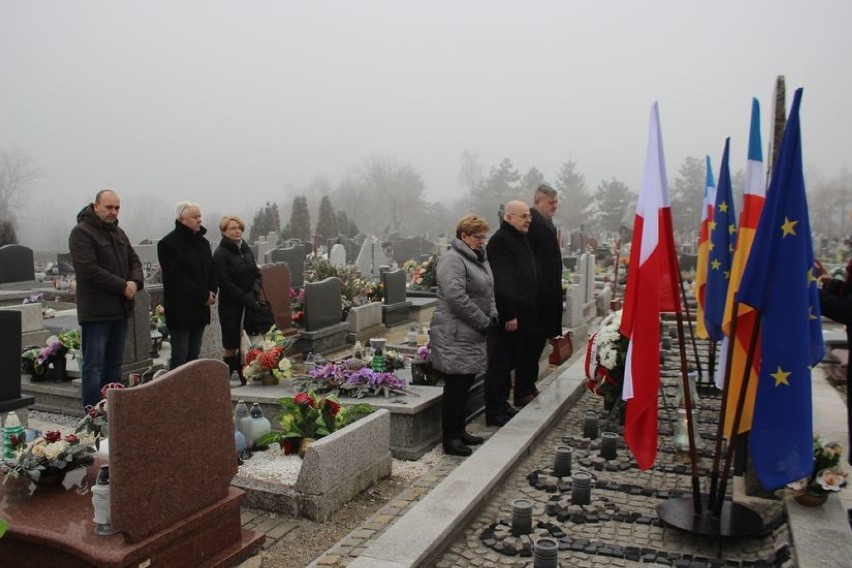 Żory: ku pamięci ofiar Marszu Śmierci. Władze miasta złożyły kwiaty na zbiorowej mogile