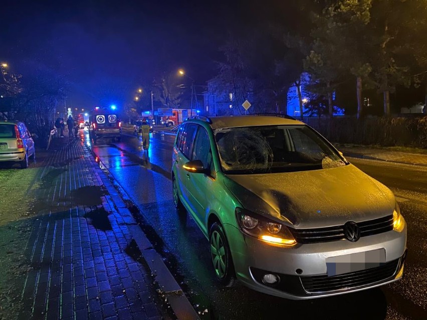 Groźny wypadek w Szczucinie. Samochód potrącił mężczyznę na przejściu. 59-latek z licznymi złamaniami trafił do szpitala [ZDJĘCIA]