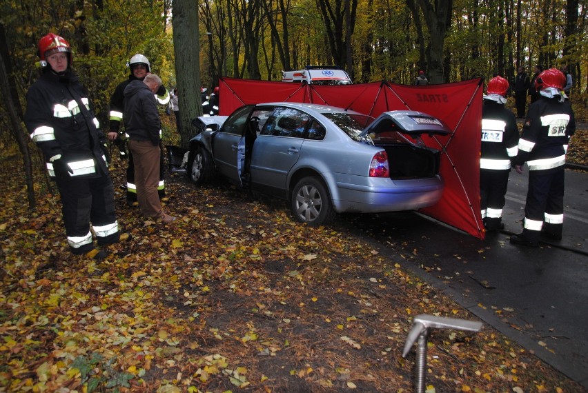 Wypadek w Prabutach. 19-latek uderzył w drzewo