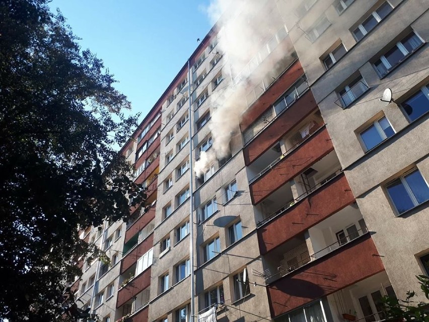 Kraków. Pożar w Nowej Hucie. Strażacy uratowali mężczyznę