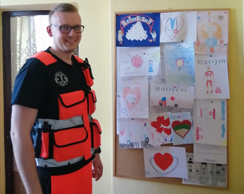 Przedszkolaki z Wielgiego wykonały kartki dla lipnowskich ratowników medycznych