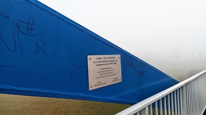 Nowy most nad Kanałem Ulgi w Opolu już zdewastowany. Wandale pomazali elementy napisami