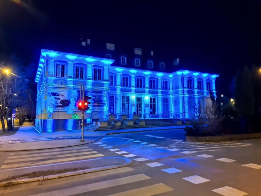 Urząd Miasta w Pruszczu podświetlony na niebiesko w Dzień Świadomości Autyzmu |ZDJĘCIA