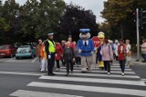 Seniorzy ze Śremu jak dzieci z pierwszych klas, wzięli udział w policyjnej akcji na temat bezpieczeństwa na drodze. Zobaczcie, jak było!