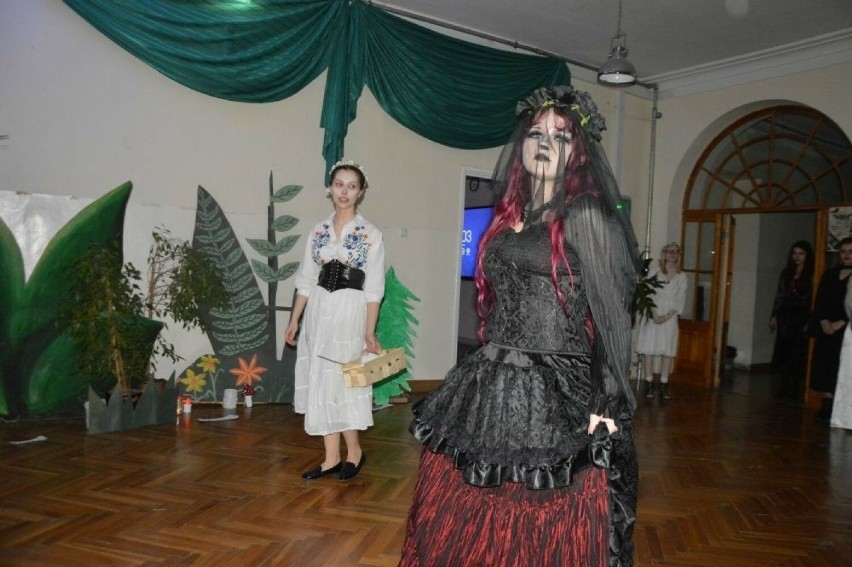 Spektakl Taniec ze Śmiercią w II Liceum w Skarżysku - Kamiennej. Został zagrany pięć razu w ciągu jednego dnia!