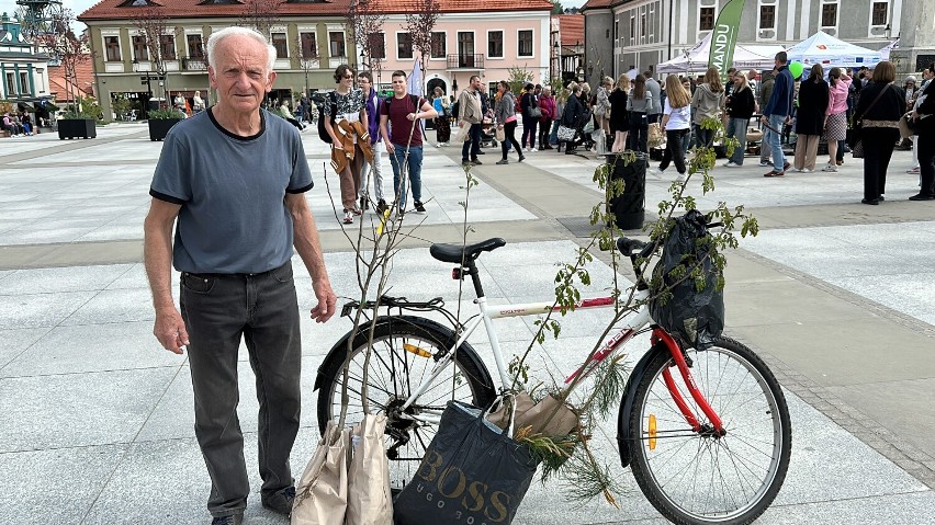 Na Rynku w Bochni rozdawano sadzonki drzewek w zamian za plastikowe nakrętki. Zobacz zdjęcia i wideo