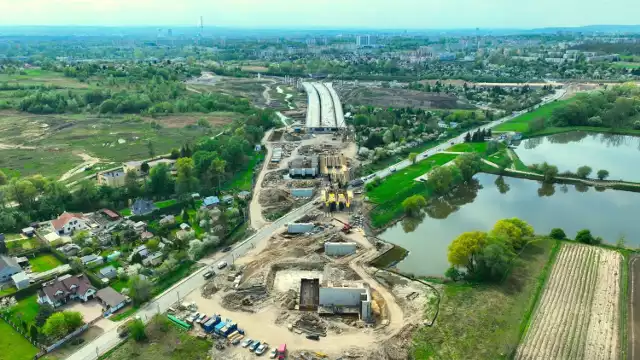 Obiekt budowany jest na północnej granicy Krakowa w pobliżu zalewu w Zesławicach