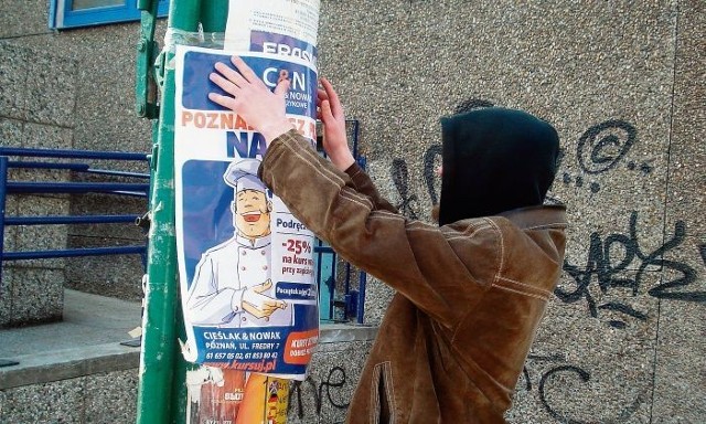 Mandat za rozwieszanie plakatów może wynieść nawet 500 złotych. To więcej niż wypłata od reklamodawcy