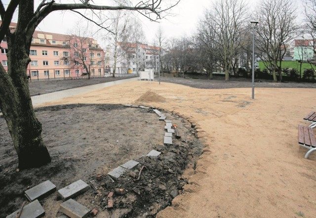 Wycięte topole miały zastąpić inne nasadzenia. Tych na razie nie ma. Są tylko alejki, schody, ławki, a obok budowana jest  kamienica