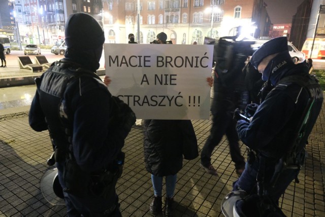 Strajk kobiet w Katowicach 25.11.20. Trwa protest pod hasłem Krzyczymy o nasze prawa.

Zobacz kolejne zdjęcia. Przesuwaj zdjęcia w prawo - naciśnij strzałkę lub przycisk NASTĘPNE