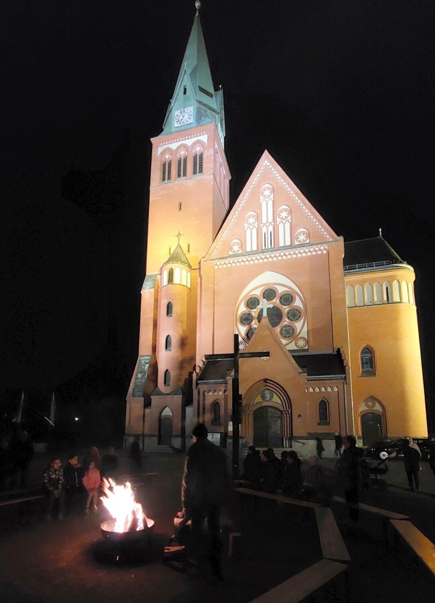 „Śpiewanki” patriotyczne i ognisko z grochówką przed kościołem pw. WNMP w Żarach z okazji Święta Niepodległości
