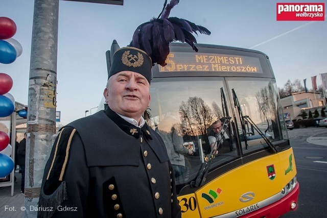 Dwa lata temu (1 kwietnia 2017 r.) odbył się pierwszy kurs na przedłużonej linii nr 15 komunikacji miejskiej z Wałbrzycha przez gminę Mieroszów do Meziměstí