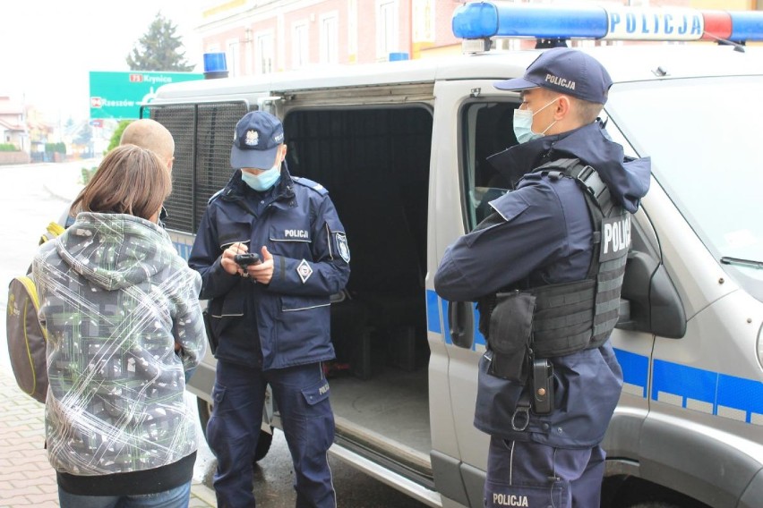 Policjanci kontrolują przestrzeganie obowiązku zasłaniania...