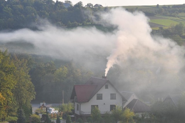 Dzięki środkom pozyskanym z programu "Stop Smog" w gminie Tuchów zmodernizowanych zostanie 121 budynków. W wielu z nich piece węglowe zostaną zastąpione ekologicznymi
