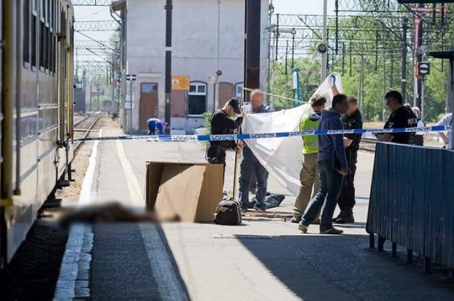 Próbował przewieźć zwłoki SKM-ką. W tapczanie, ale... się ...