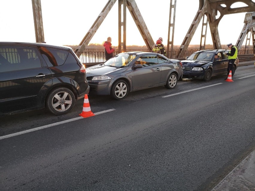 Zderzenie trzech samochodów na moście w Grudziądzu [zdjęcia]