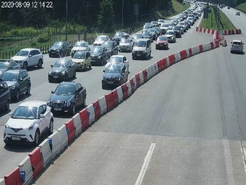 W straszliwie nagrzanym samochodzie, w którym już nawet...