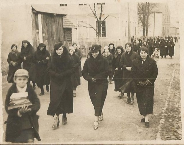 To zdjęcie żydowskich kobiet wracających ulicą Jagiellońską z widocznej w głębi synagogi. Zdjęcie pochodzi ze zbior&oacute;wki Rywki Alon, kt&oacute;ra przekazała je Elżbiecie Polończyk-Moskal
