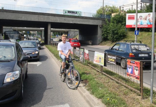Przy ulicy Grunwaldzkiej w Kielcach, w skarpie po prawej stronie wiaduktu kolejowego i położonego za nim drogowego, powstaną tunele dla pieszych i rowerzystów.