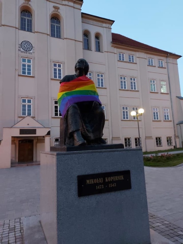 Tęczowa flaga na Koperniku przed I LO w Piotrkowie. Została zerwana chwilę po założeniu jej przez aktywistów