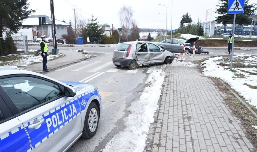  Zderzenie fiata z volkswagenem w Jarosławiu. 69-letnia pasażerka fiata została przewieziona do szpitala
