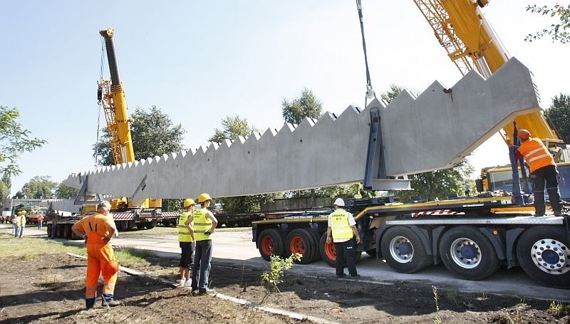 Wrocław: Nocny transport wielkich rygli na stadion (ZDJĘCIA)