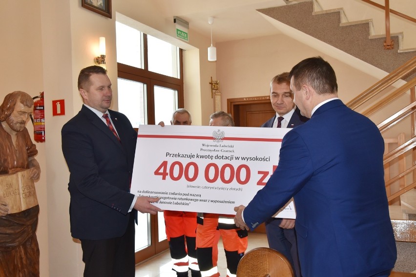Szpital powiatowy w Janowie Lubelskim zyskał nową karetkę. 7 stycznia odbyło się uroczyste poświęcenie ambulansu (ZDJĘCIA)