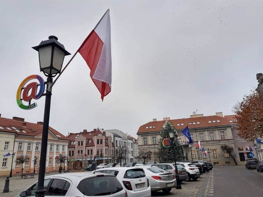 Konin. Flagi Polski i UE na znak protestu wobec zapowiedzi zawetowania unijnego budżetu
