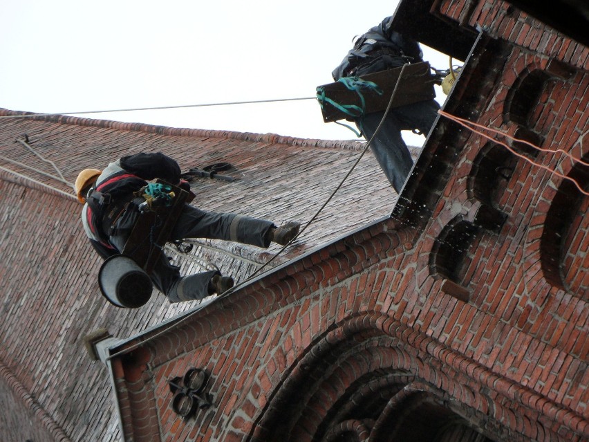 Słupsk: Alpiniści remontują wieżę kościoła Najświętszego Serca Jezusowego. ZDJĘCIA