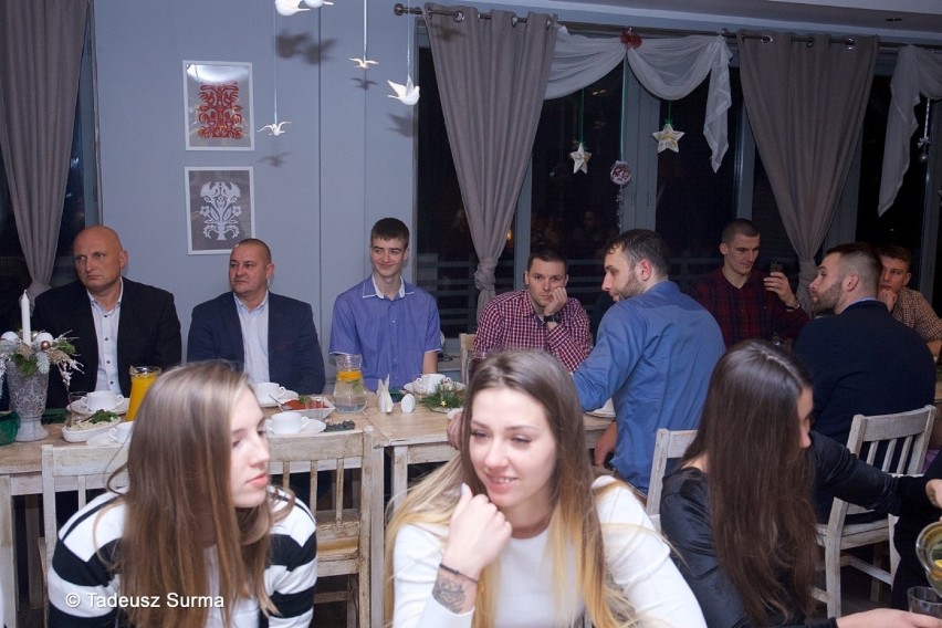 Siatkarki i koszykarze stargardzkiej Spójni zasiedli przy świątecznym stole z zarządem klubu, trenerami i swoimi gośćmi